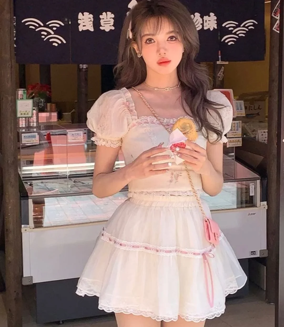Photo 3 of Váy babydoll trắng hồng tay phồng size M