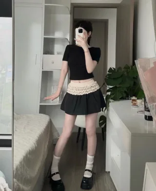Photo 4 of Set croptop đen chân váy nhún nữ size S