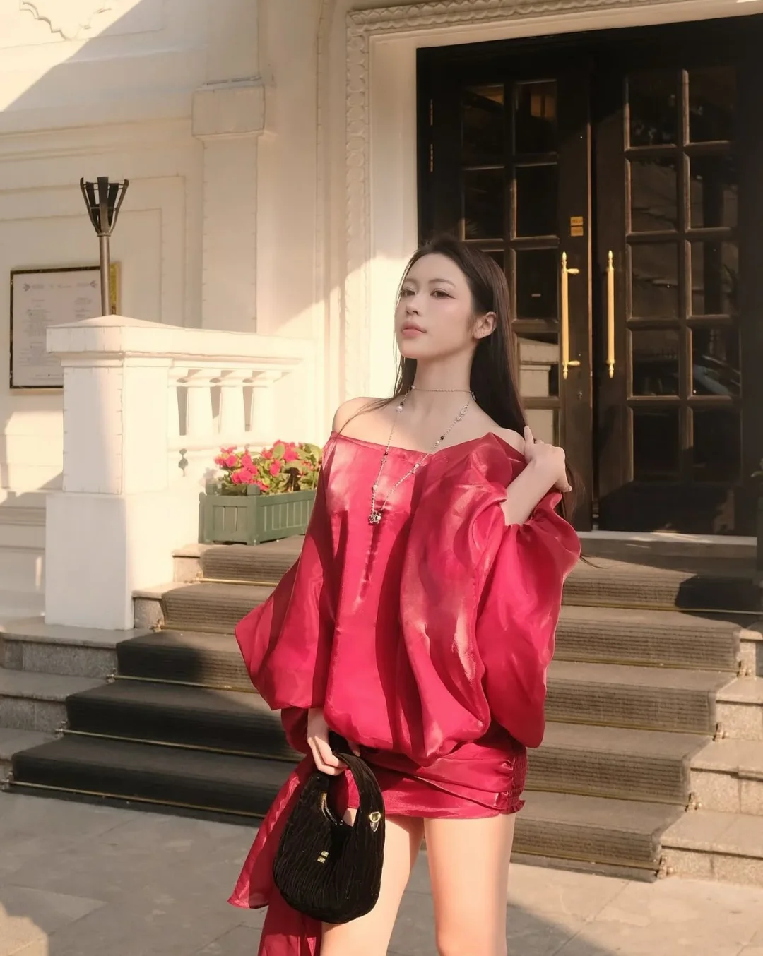 Photo 2 of Áo trễ vai satin đỏ hồng tay phồng