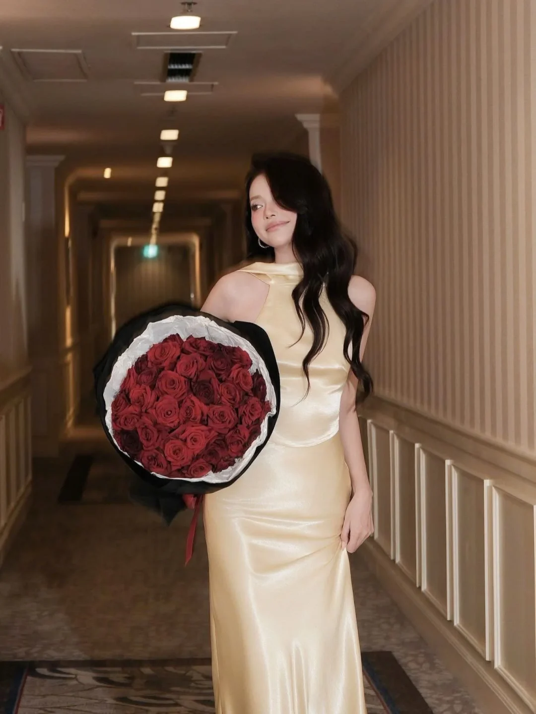 Photo 3 of Váy dạ hội satin vàng size M nữ