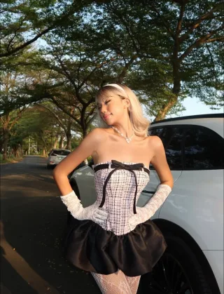 Photo 2 of Set Corset Tweed Hồng Chân Váy Satin Đen Nữ