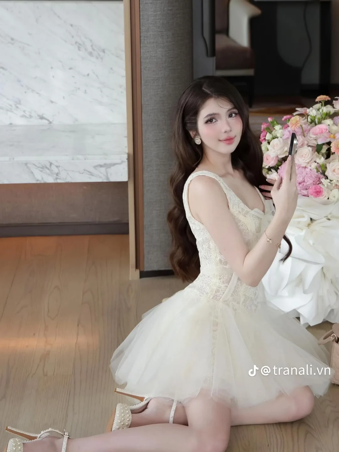 Photo 2 of Váy ren tulle trắng ngắn hở vai