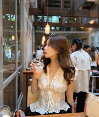 Ảnh 2 của Set blouse trắng chân váy xếp nếp nữ