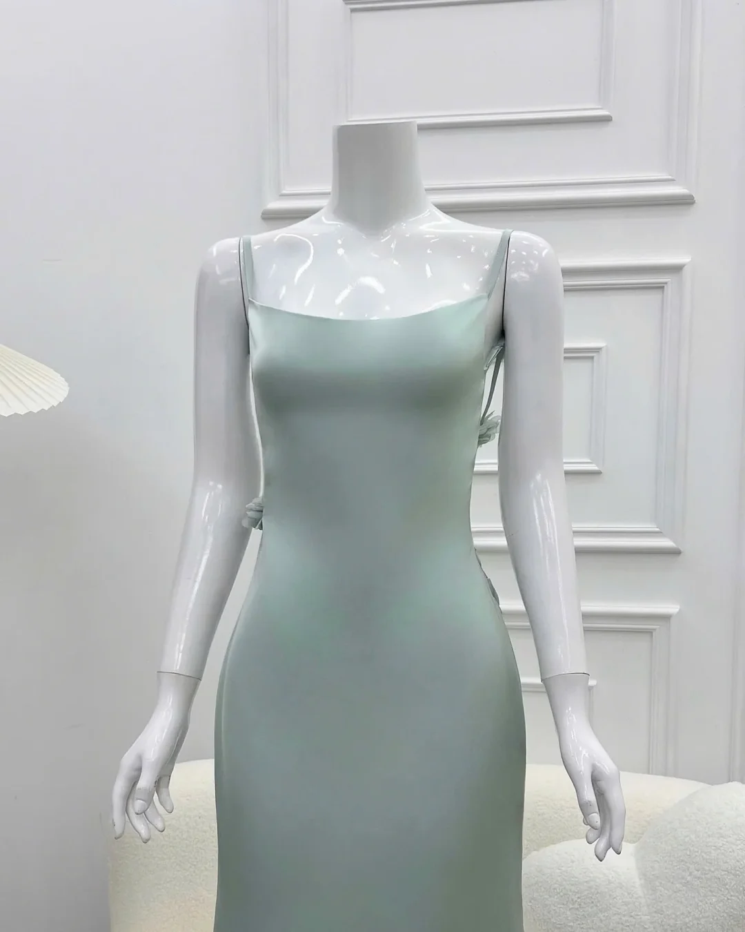 Ảnh 5 của Váy satin hở lưng bạc dạ hội nữ