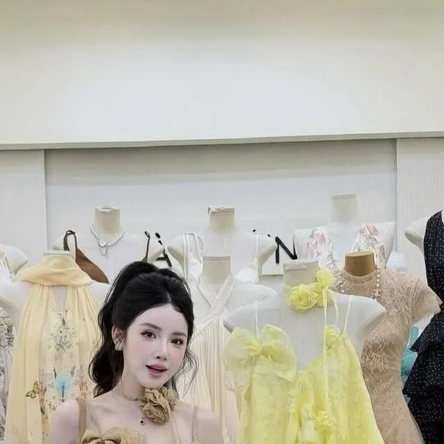 Photo 1 of Áo dài nâu vàng hoa ren nữ hiện đại