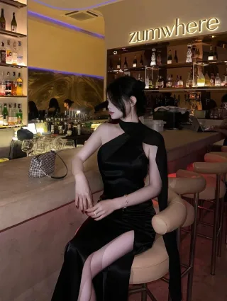 Photo 1 of Đầm satin đen một vai quyến rũ