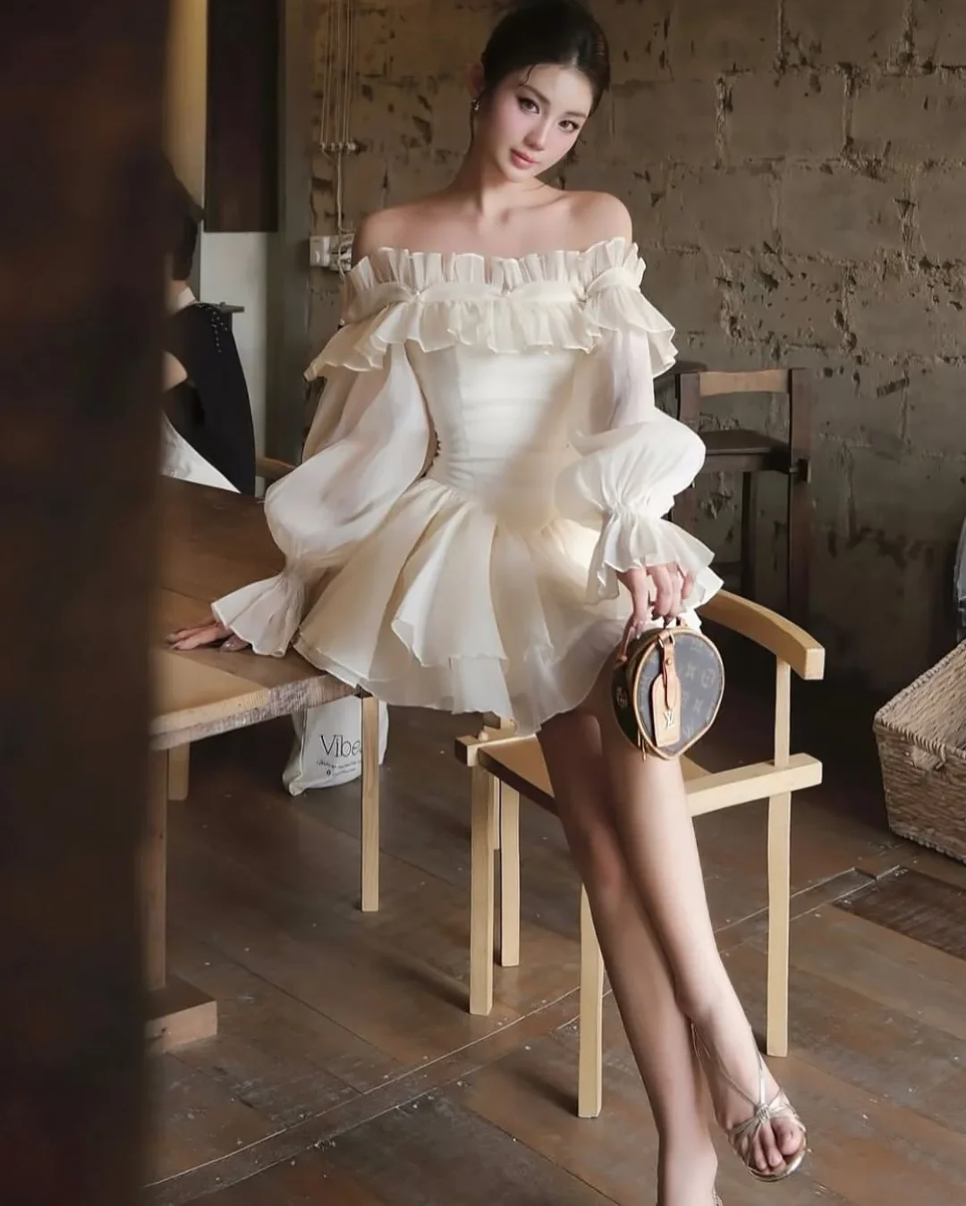 Photo 3 of Đầm trễ vai trắng kem tay phồng size S