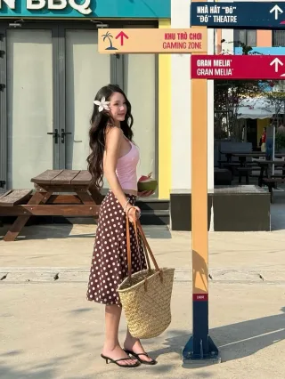 Ảnh 3 của Set áo hai dây hồng và váy chấm bi nâu nữ