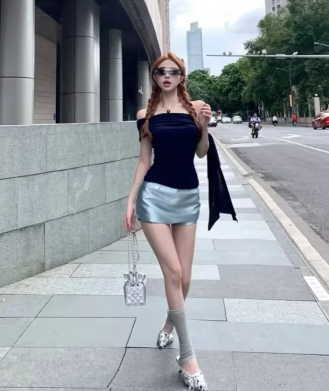 Photo 3 of Set Áo Lệch Vai Đen Chân Váy Satin Xanh