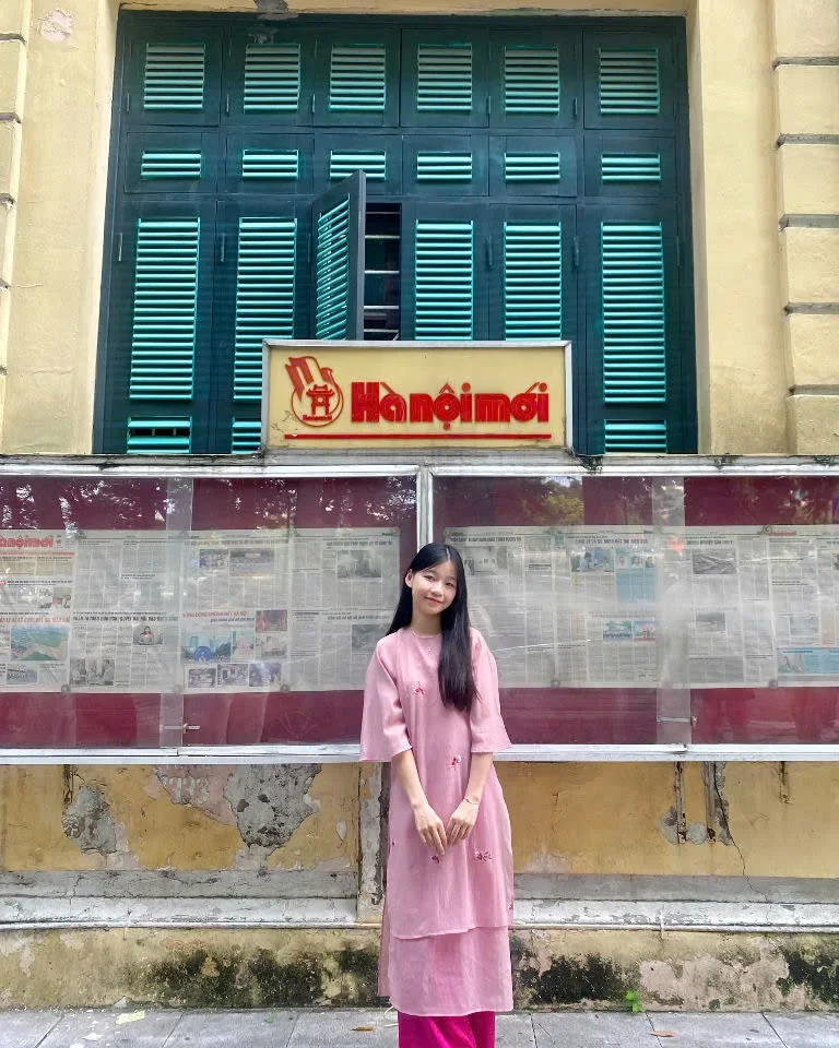Photo 3 of Áo dài hồng thêu hoa truyền thống nữ