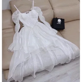 Photo 4 of Váy maxi trắng bồng bềnh trễ vai