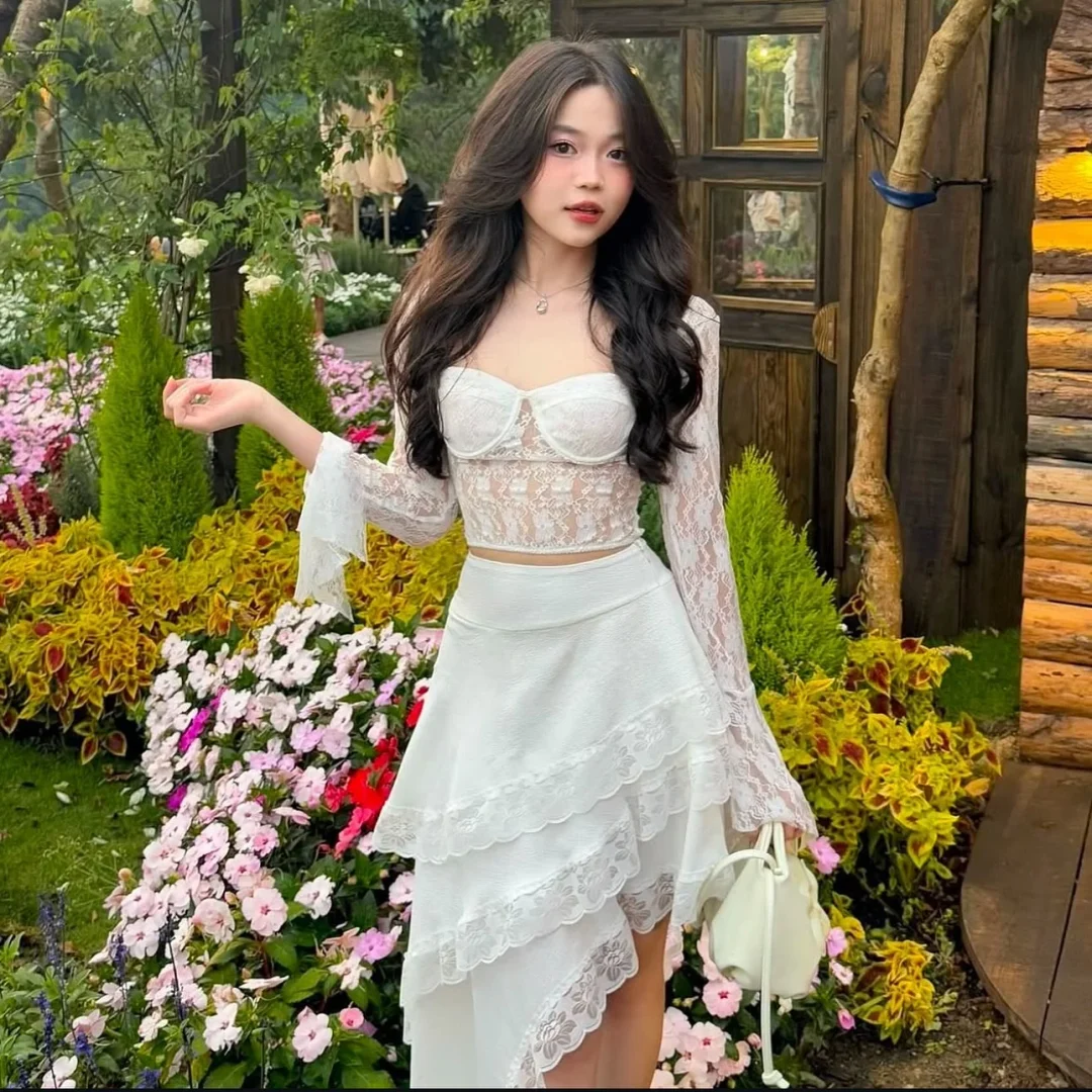 Ảnh 1 của Set áo ren crop top chân váy trắng size M