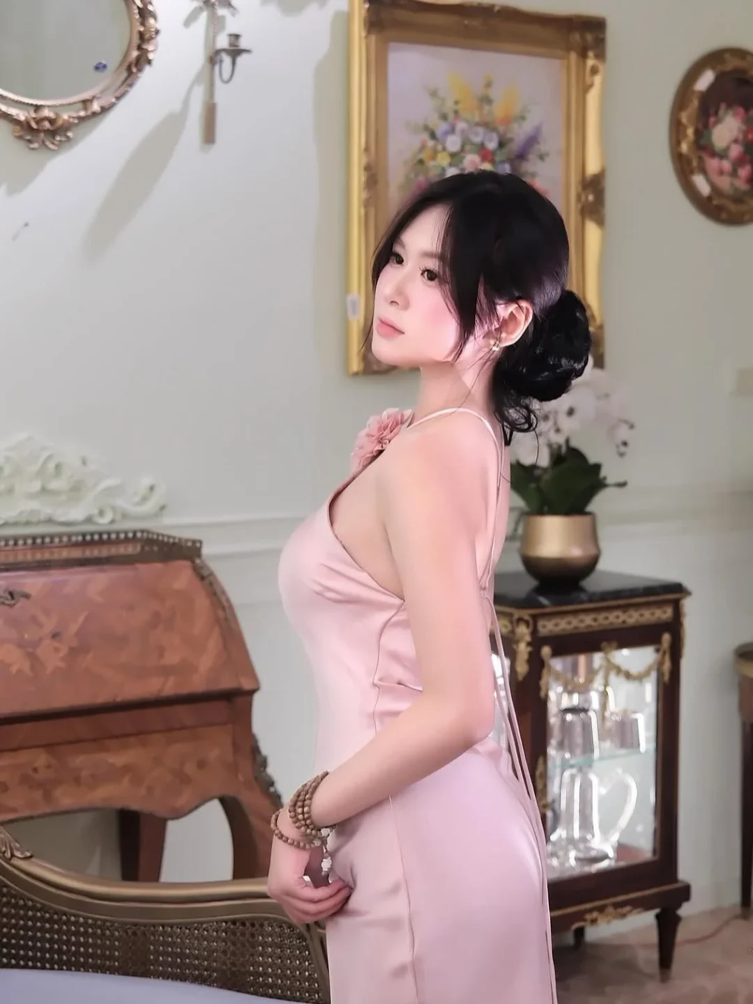 Photo 2 of Đầm dạ hội satin hồng một vai nữ