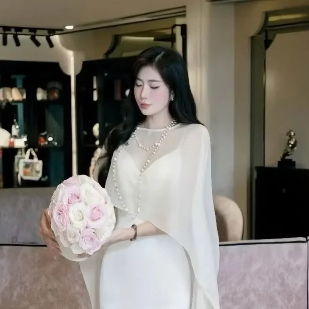 Photo 1 of Áo dài trắng truyền thống nữ cho thuê