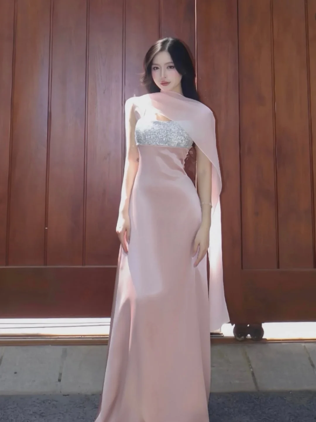 Photo 1 of Đầm dạ hội hồng sequin vai trần nữ