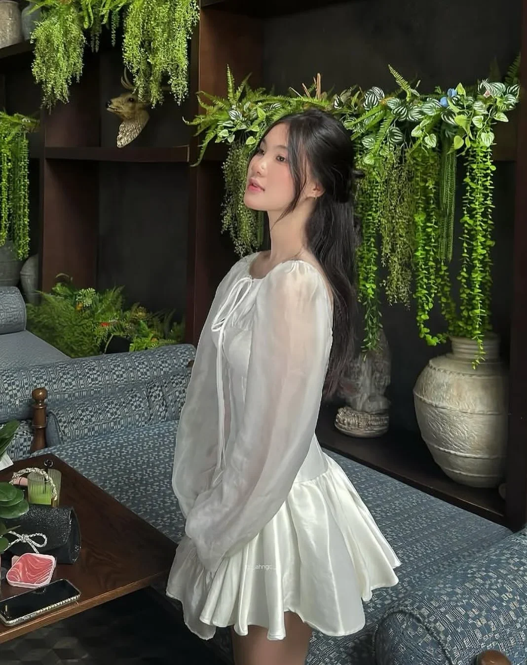 Photo 2 of Váy ngắn trắng satin tay phồng nữ