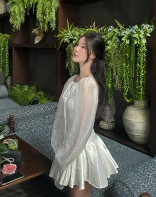 Photo 2 of Váy ngắn trắng satin tay phồng nữ