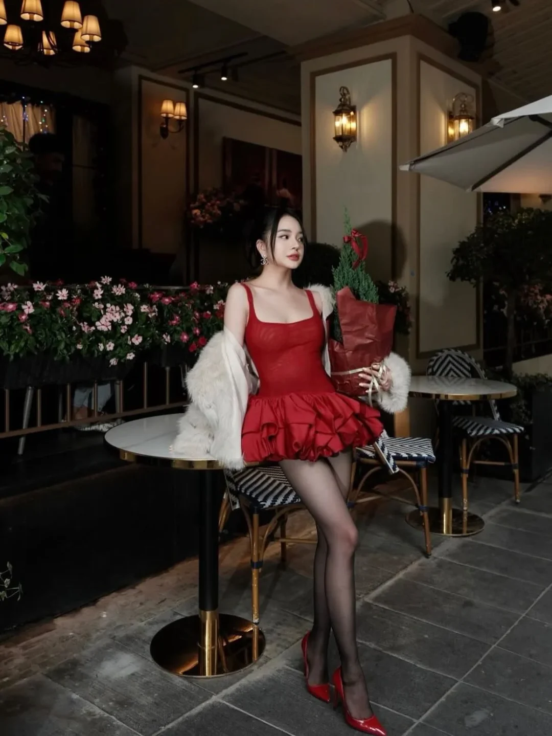 Ảnh 2 của Đầm đỏ mini dự tiệc lụa kèm choàng lông
