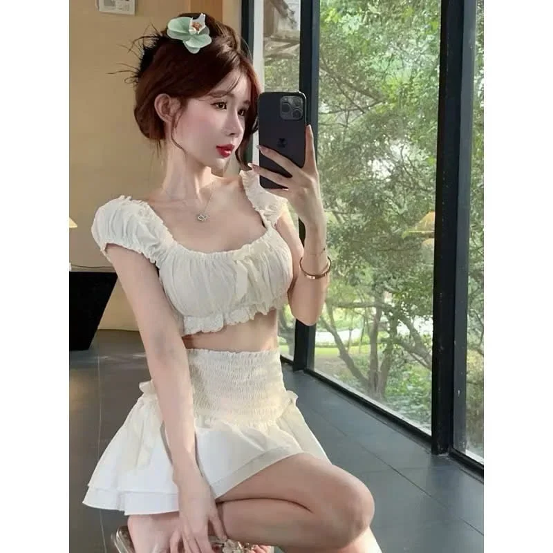 Photo 2 of Set đồ trắng croptop trễ vai nữ