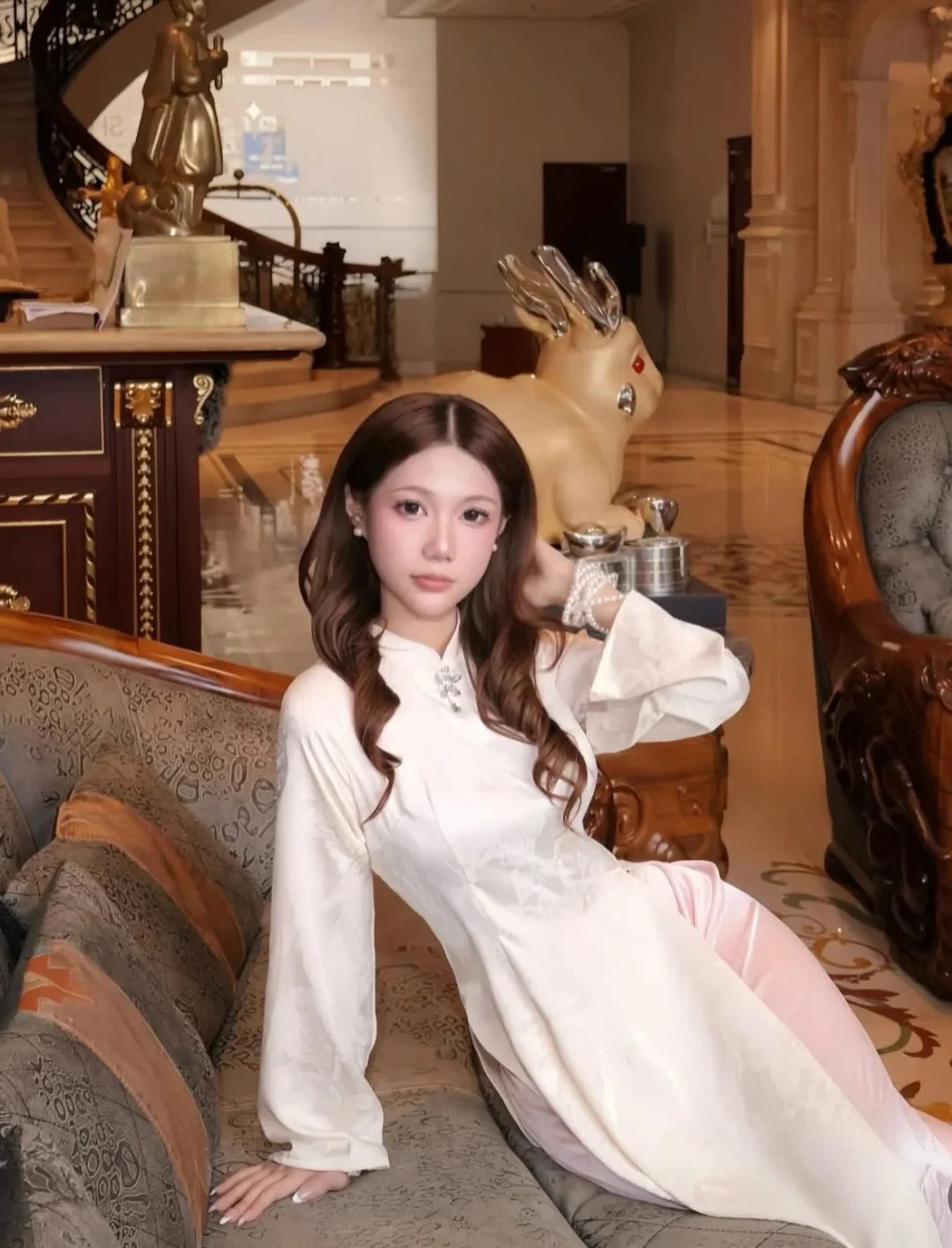 Photo 2 of Áo dài nữ satin trắng thêu ren truyền thống