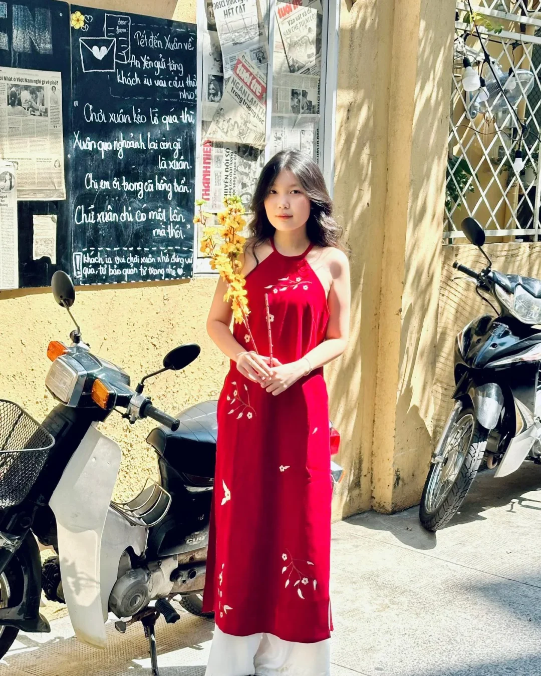 Ảnh 2 của Yếm thêu đỏ freesize phong cách nữ