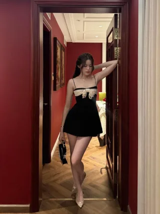Photo 1 of Váy mini đen nơ ngực nữ size S