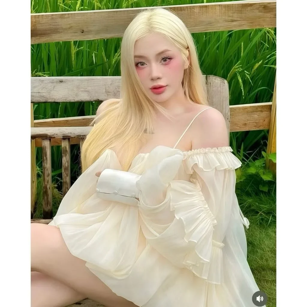 Photo 2 of Áo blouse trễ vai trắng bèo nhún