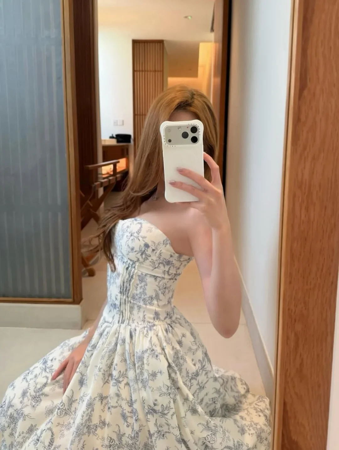 Photo 1 of Váy maxi hoa nhí cúp ngực trắng nữ