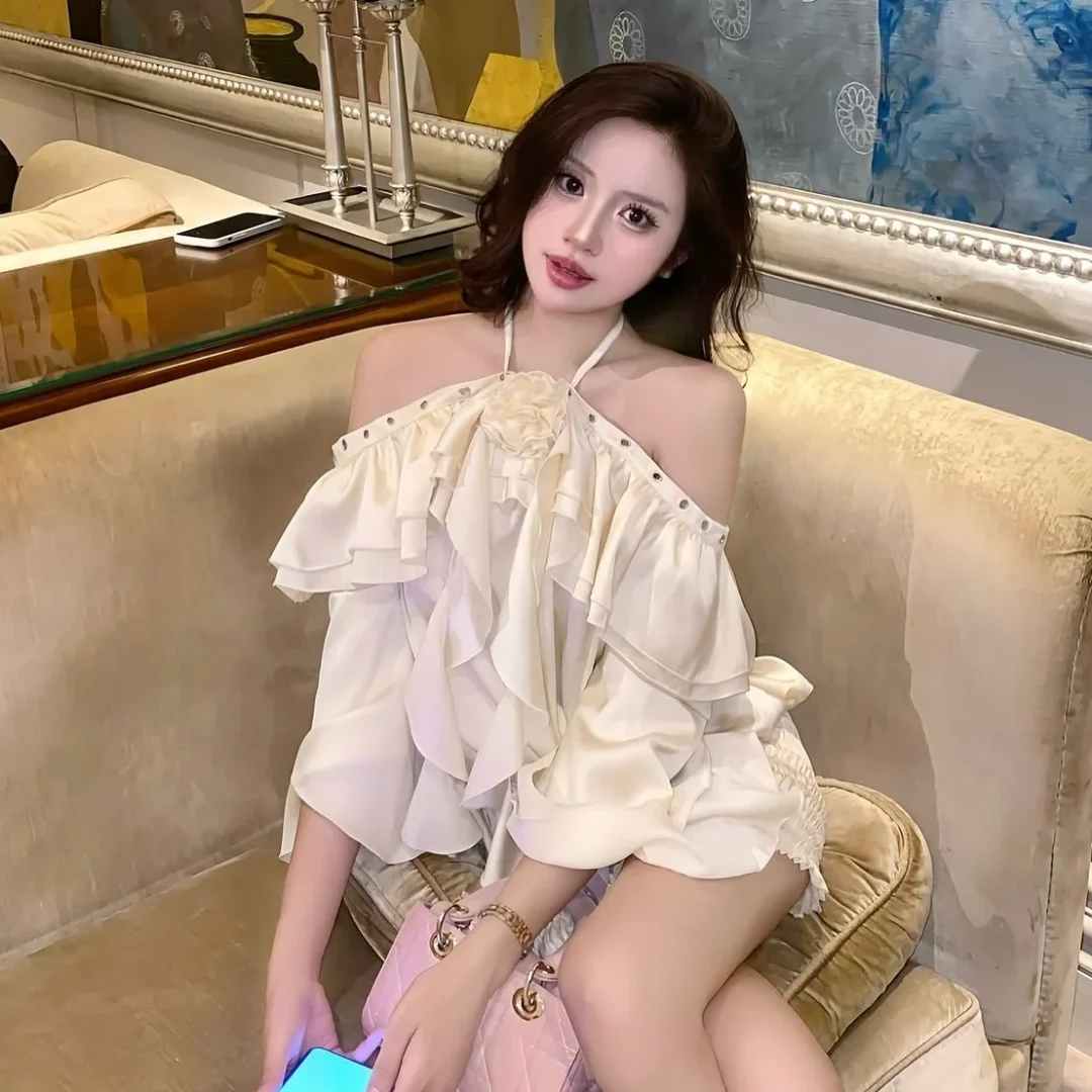 Photo 4 of Áo trễ vai bèo nhún vàng nhạt nữ