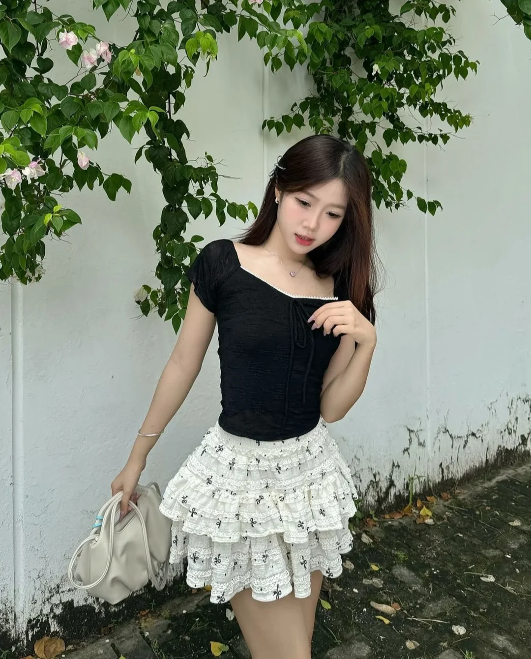 Photo 2 of Set áo đen chân váy trắng xếp nếp nữ