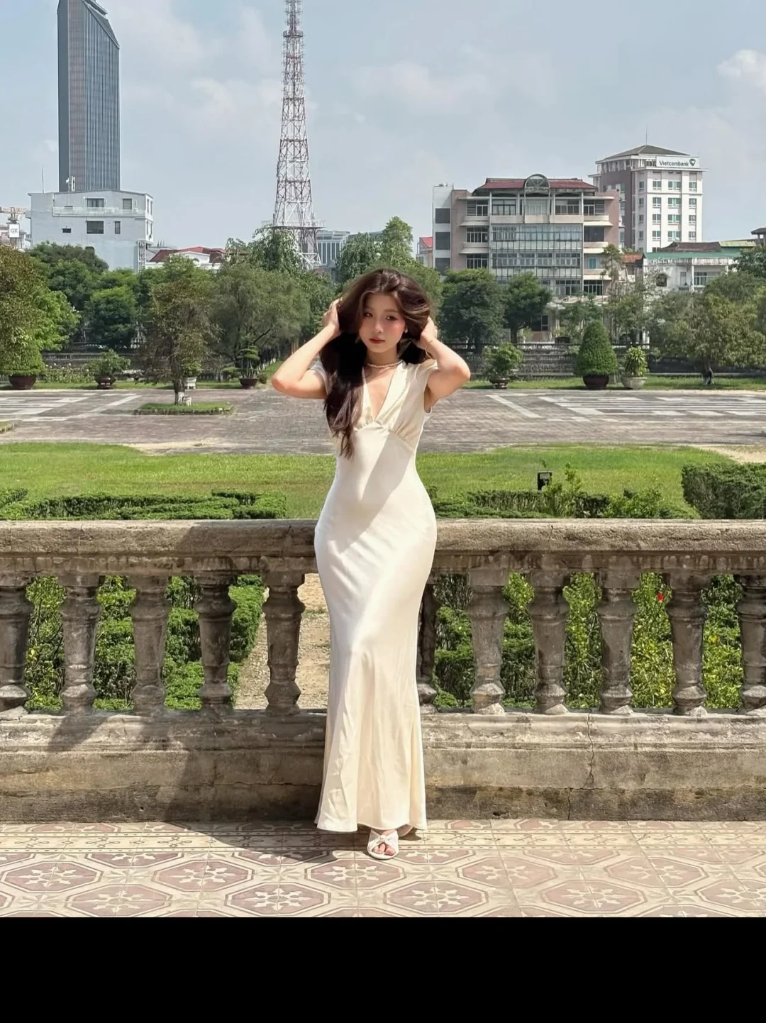 Ảnh 4 của Váy dài satin kem nữ sang trọng
