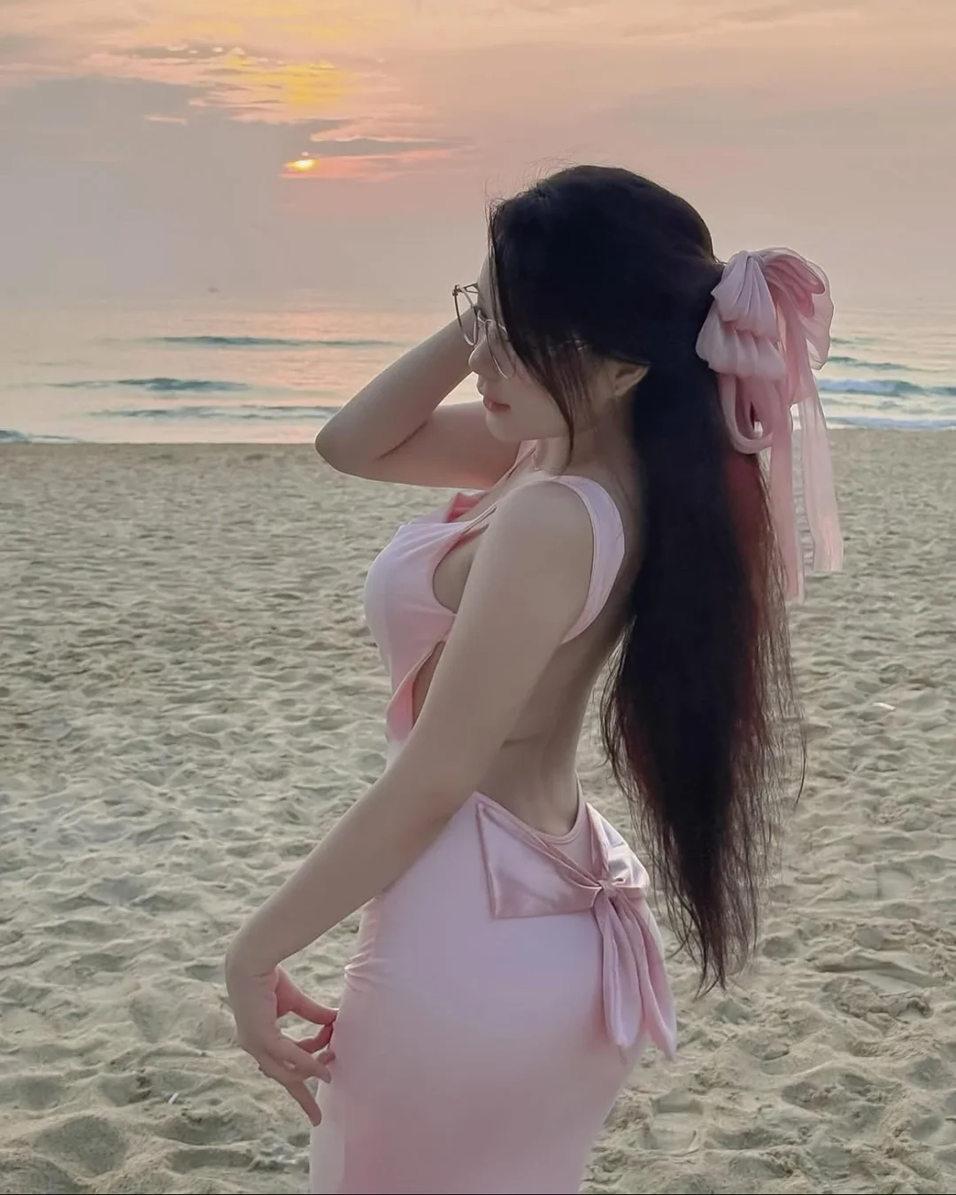 Photo 3 of Váy dài hở lưng hồng pastel bodycon