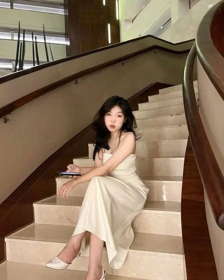 Photo 2 of Váy maxi trễ vai satin kem nữ