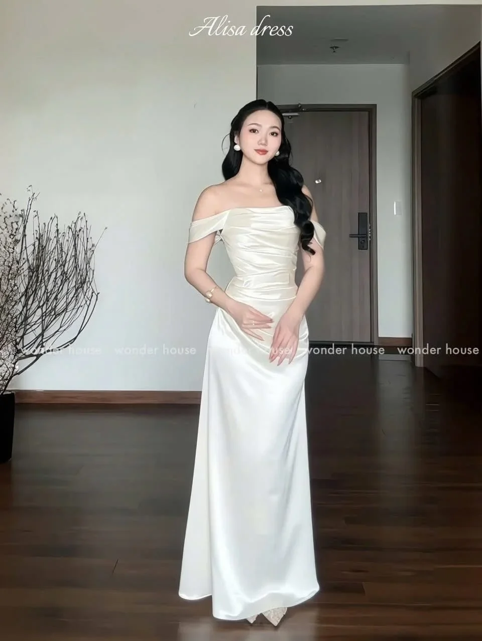 Photo 3 of Đầm satin trễ vai dài màu kem
