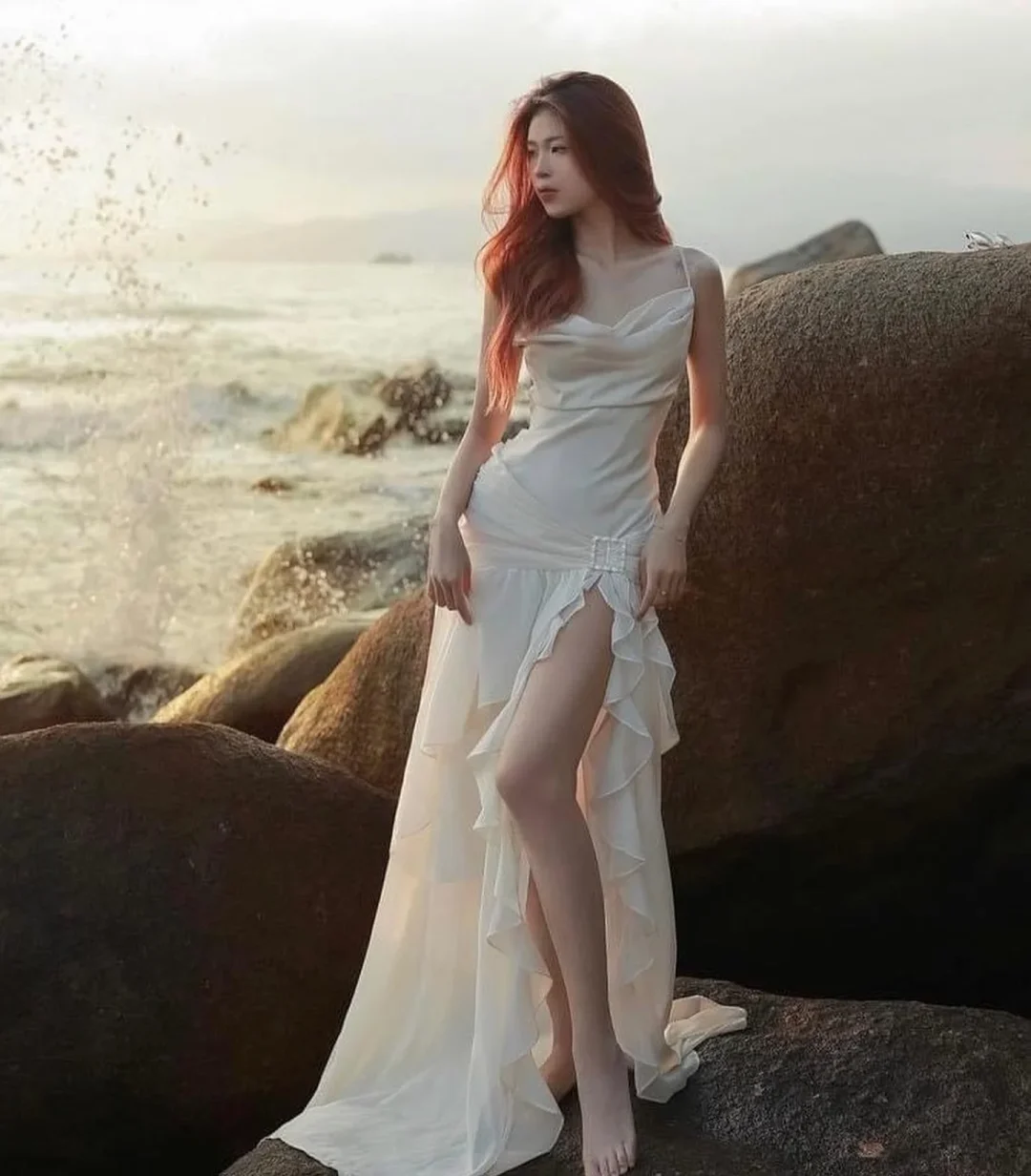 Photo 1 of Váy maxi lụa trắng đi biển size M