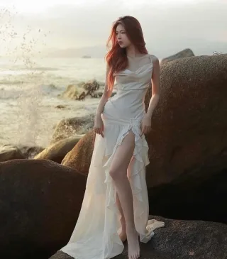 Photo 1 of Váy maxi lụa trắng đi biển size M