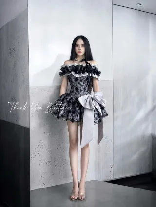 Ảnh 1 của Váy ngắn trễ vai nơ ren đen cho thuê