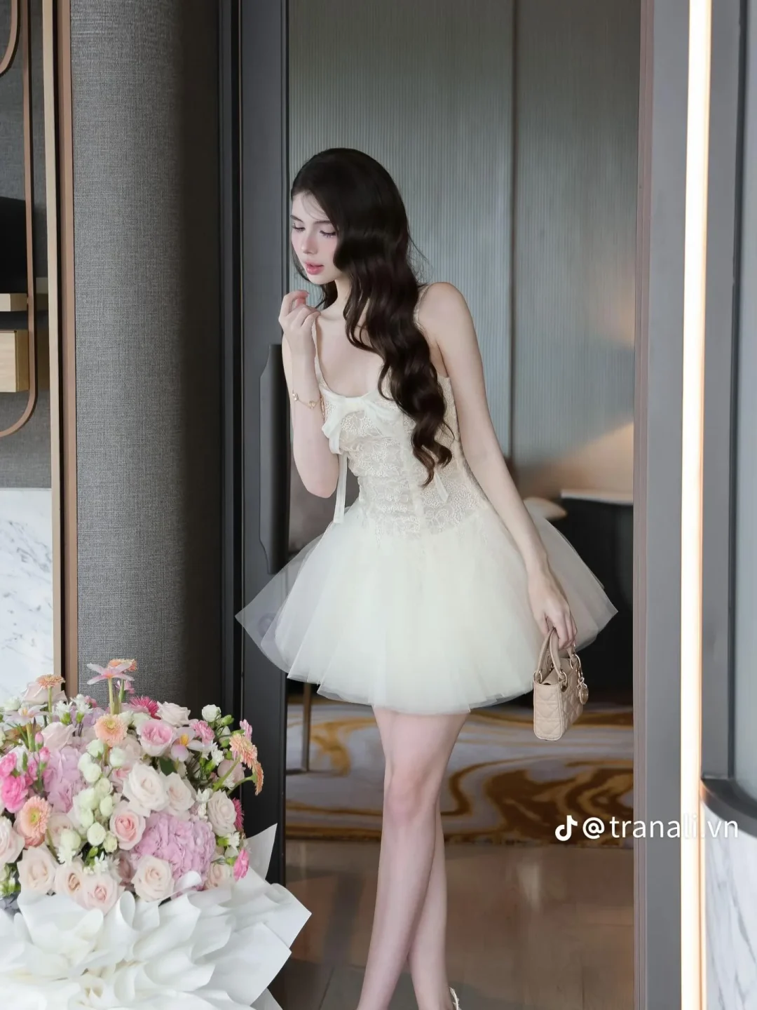 Photo 3 of Váy ren tulle trắng ngắn hở vai