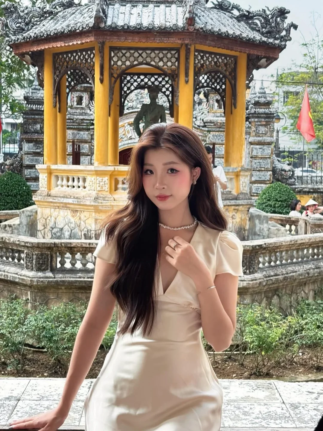 Ảnh 7 của Váy dài satin kem nữ sang trọng