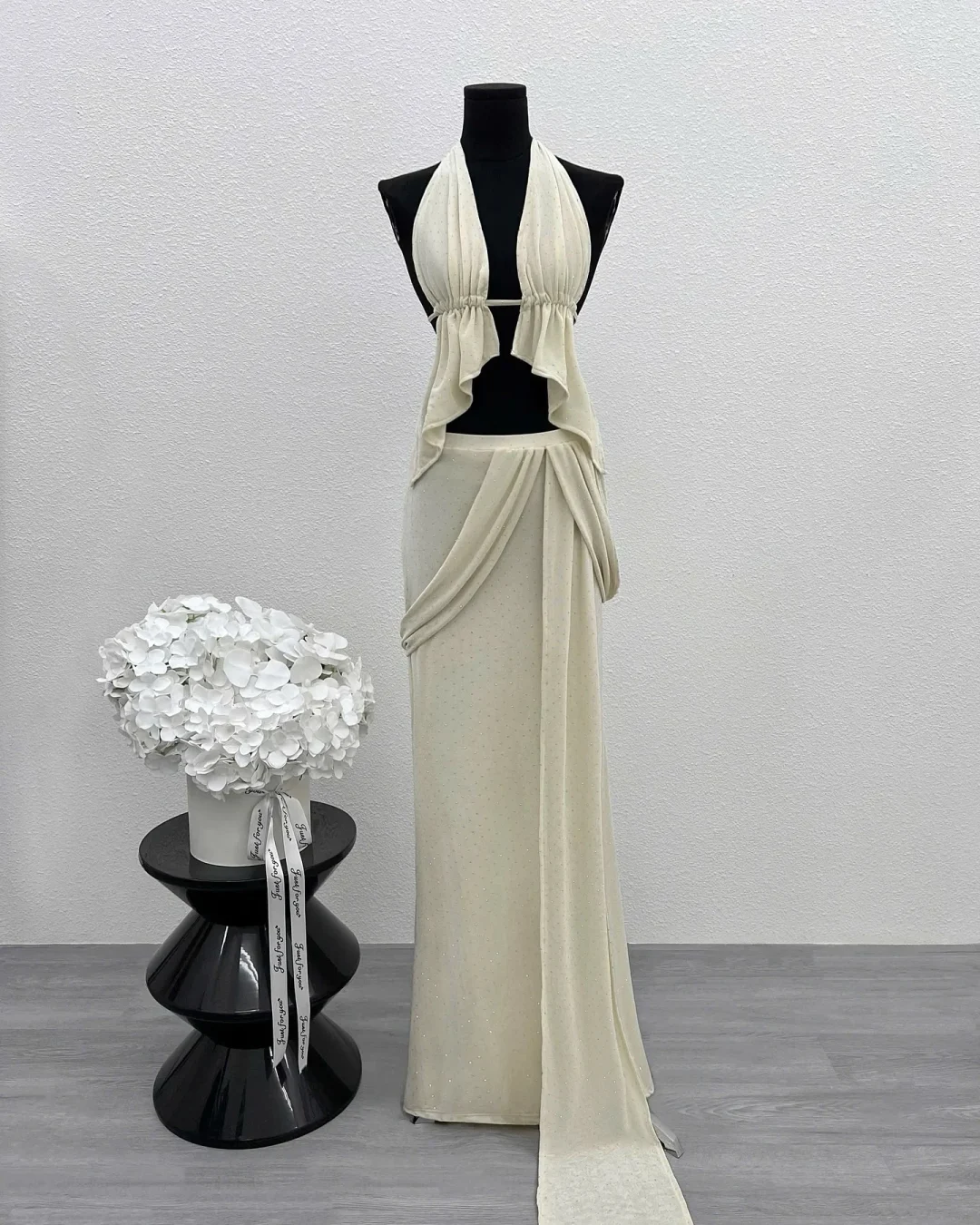 Photo 6 of Váy maxi trắng hở eo nữ size S/M