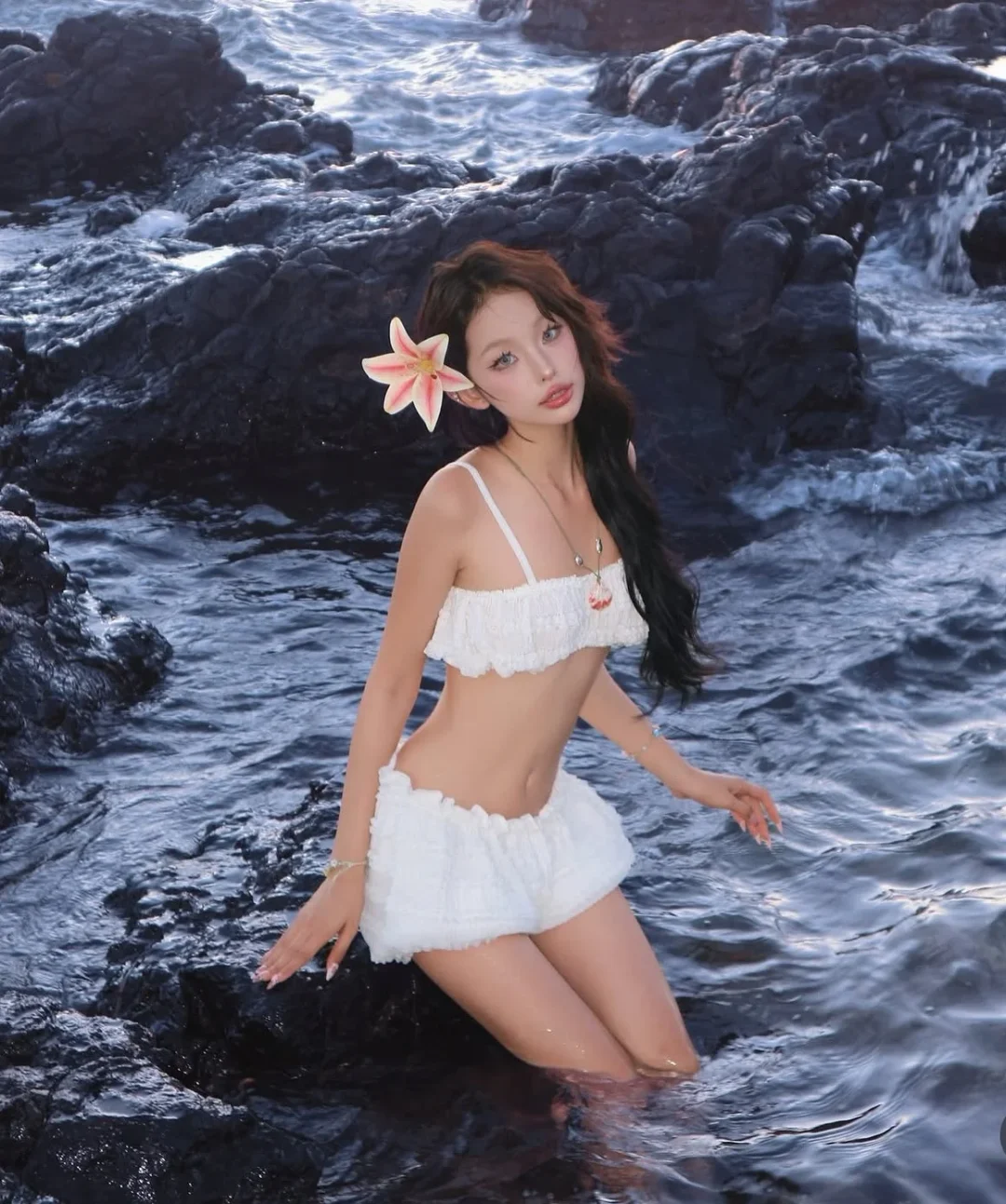 Photo 4 of Set đồ croptop trắng hai mảnh nữ đi biển