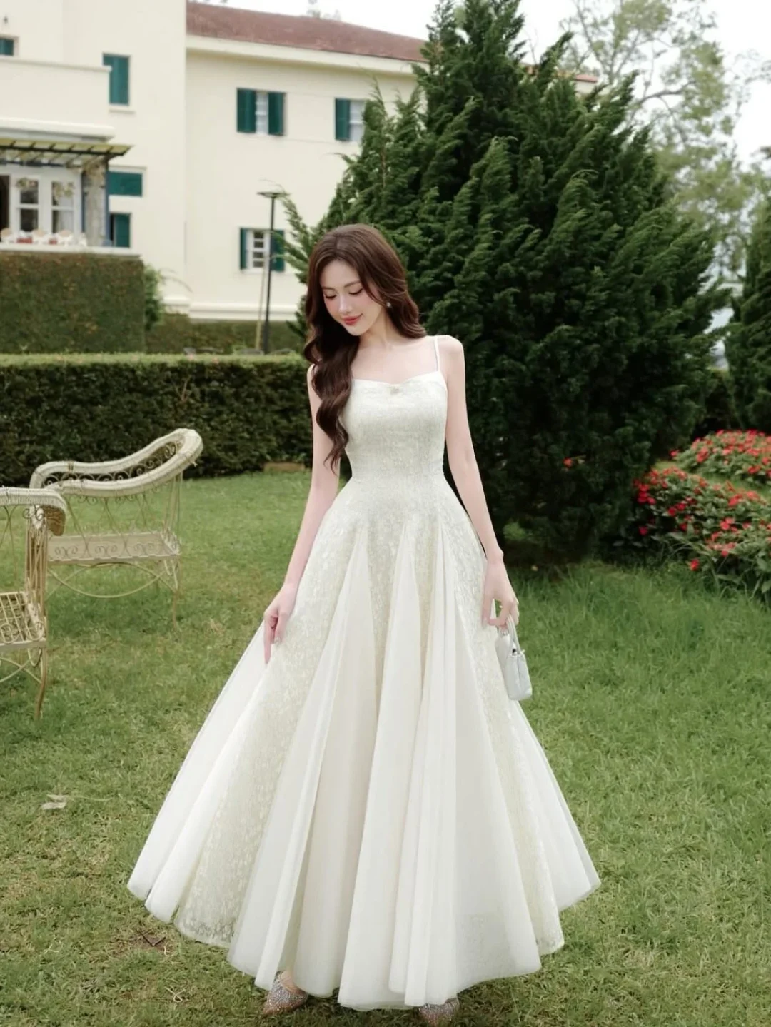 Ảnh 4 của Váy cưới ren trắng dài hai dây nữ