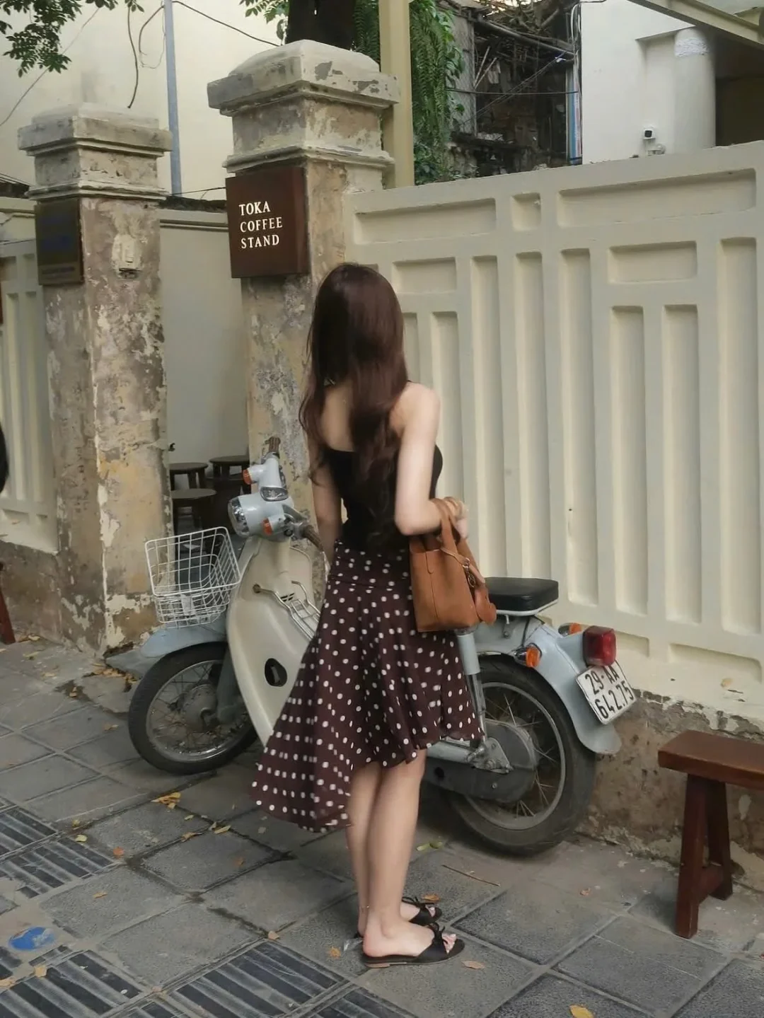 Photo 4 of Chân váy chấm bi midi nâu cho thuê