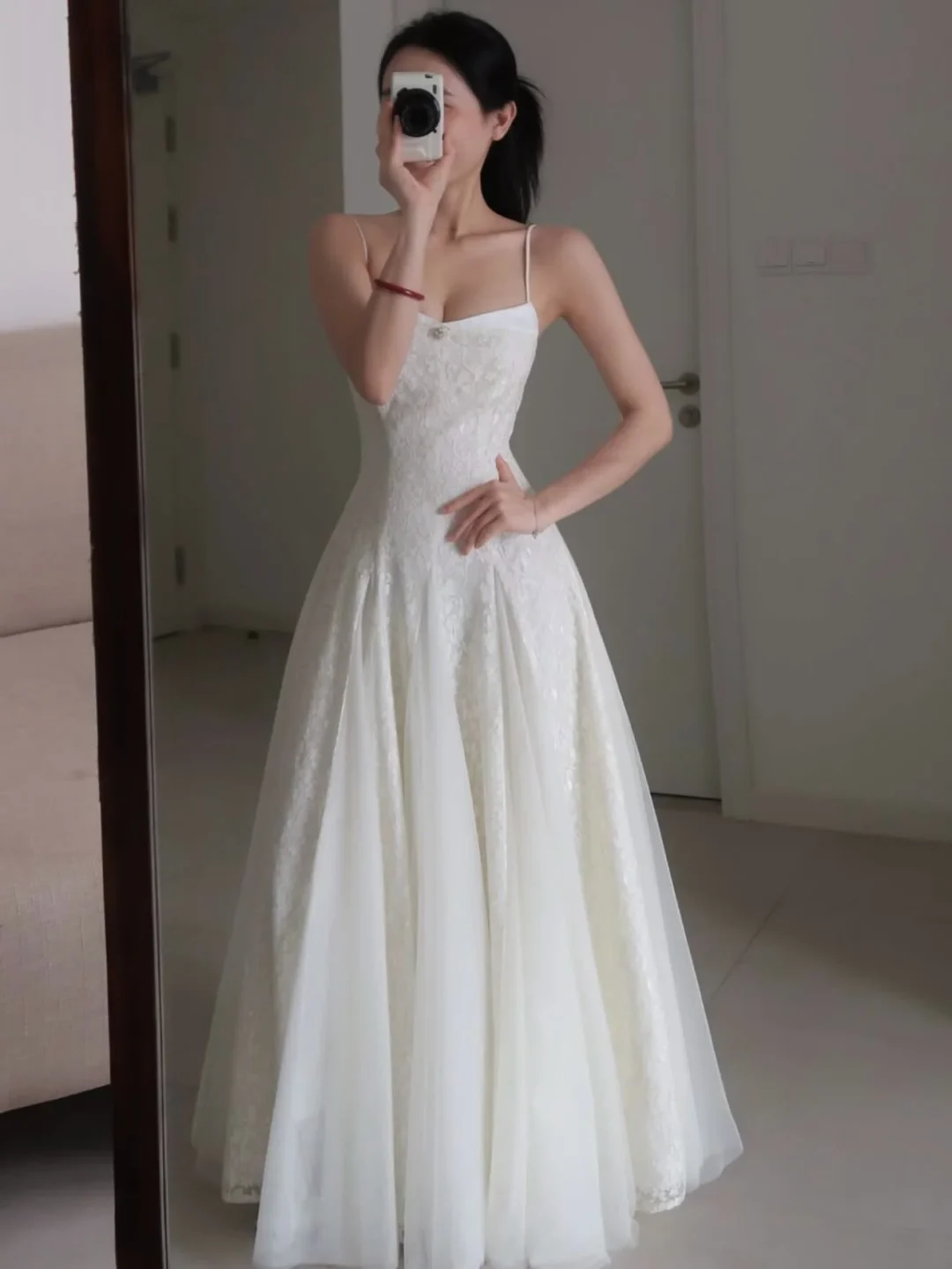 Ảnh 1 của Váy cưới ren trắng dài hai dây nữ