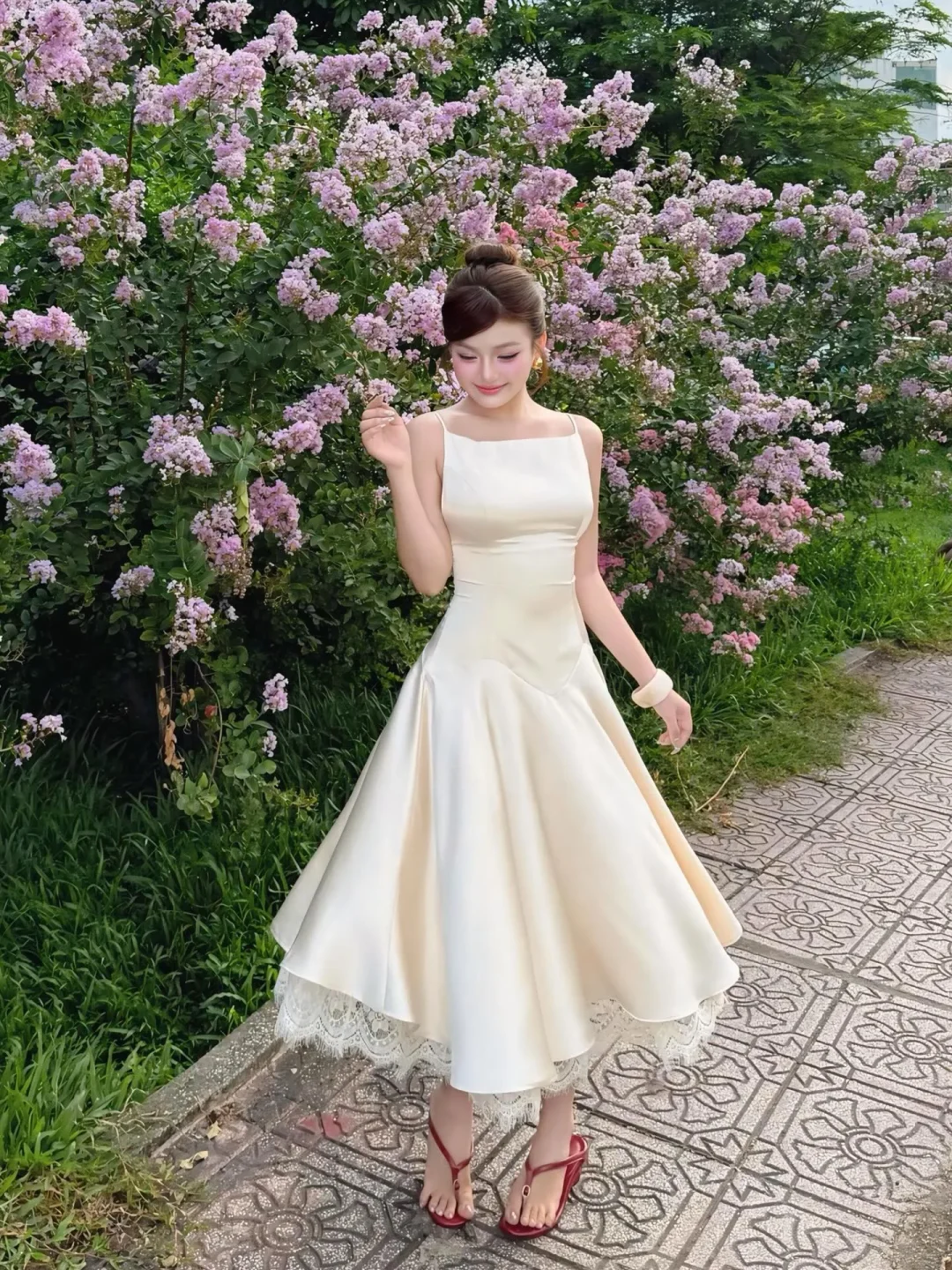 Ảnh 2 của Váy midi satin kem cổ vuông nữ
