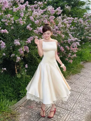 Ảnh 2 của Váy midi satin kem cổ vuông nữ