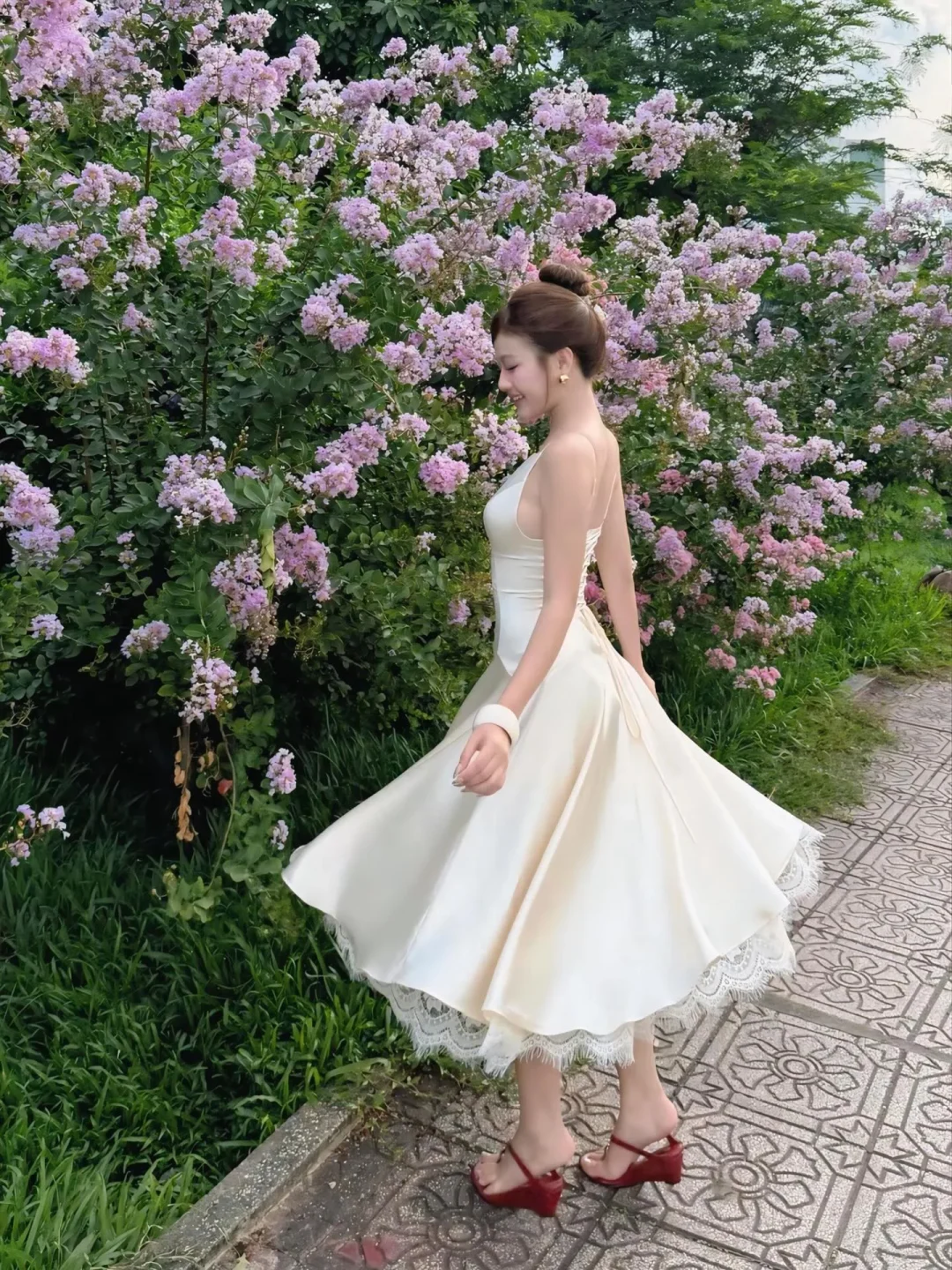 Ảnh 3 của Váy midi satin kem cổ vuông nữ
