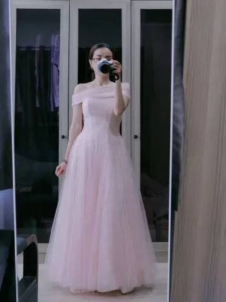 Ảnh 1 của Váy dạ hội hồng bồng bềnh vai trần
