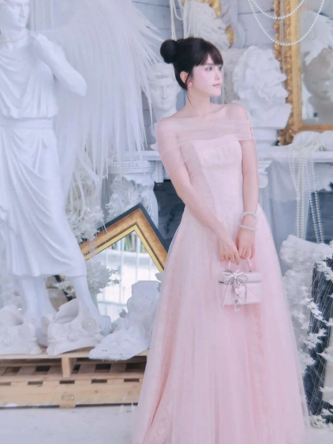 Ảnh 5 của Váy dạ hội hồng bồng bềnh vai trần