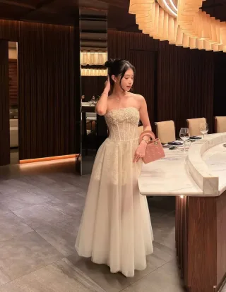 Photo 1 of Váy dạ hội ren kem strapless kèm choàng